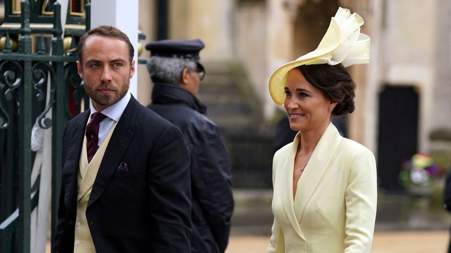 James y su hermana Pippa, en la coronación de Carlos III. (Reuters)