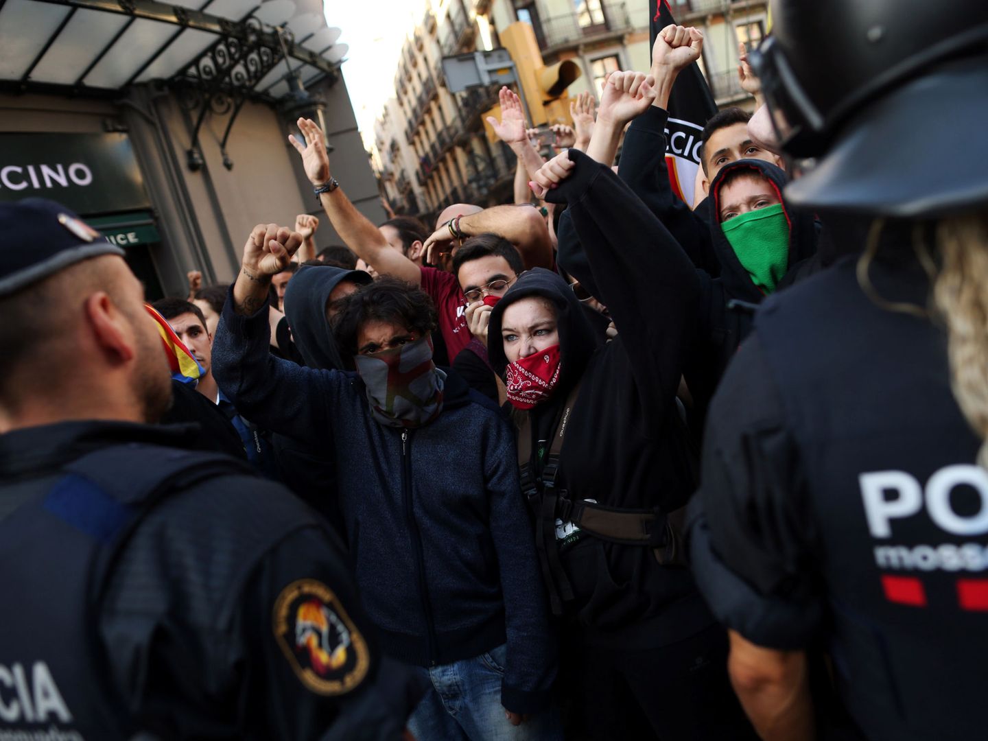Radicales independentistas hacen frente a los Mossos d'Esquadra. (Reuters)