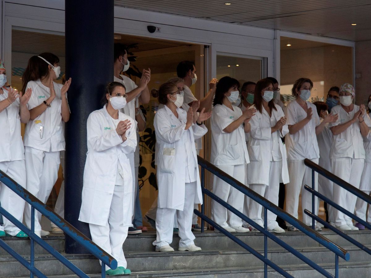 Foto: Los sanitarios del Hospital San Jorge, en Huesca, devuelven los aplausos en agradecimiento por los servicios prestados contra la pandemia del coronavirus (EFE)