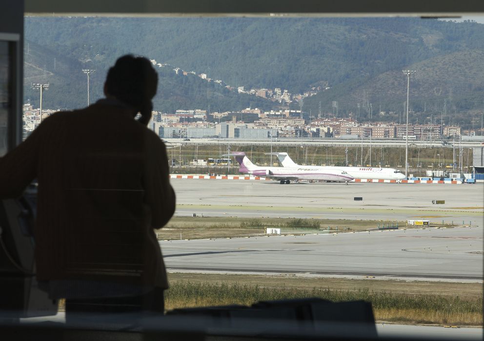 Foto: Pasajero en la T1 del aeropuerto de El Prat, Barcelona (Reuters)