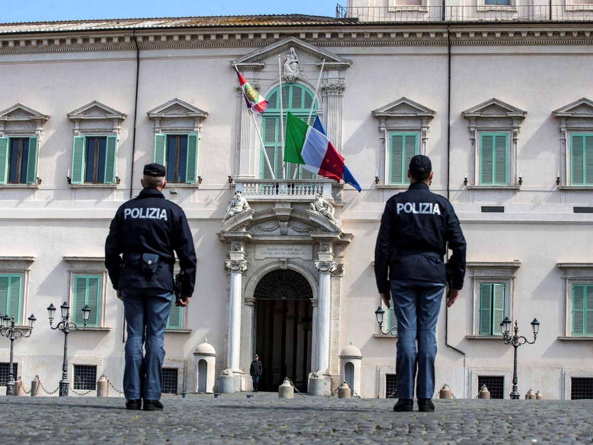Foto: Dos agentes de policía. (EFE/Angelo Carconi)