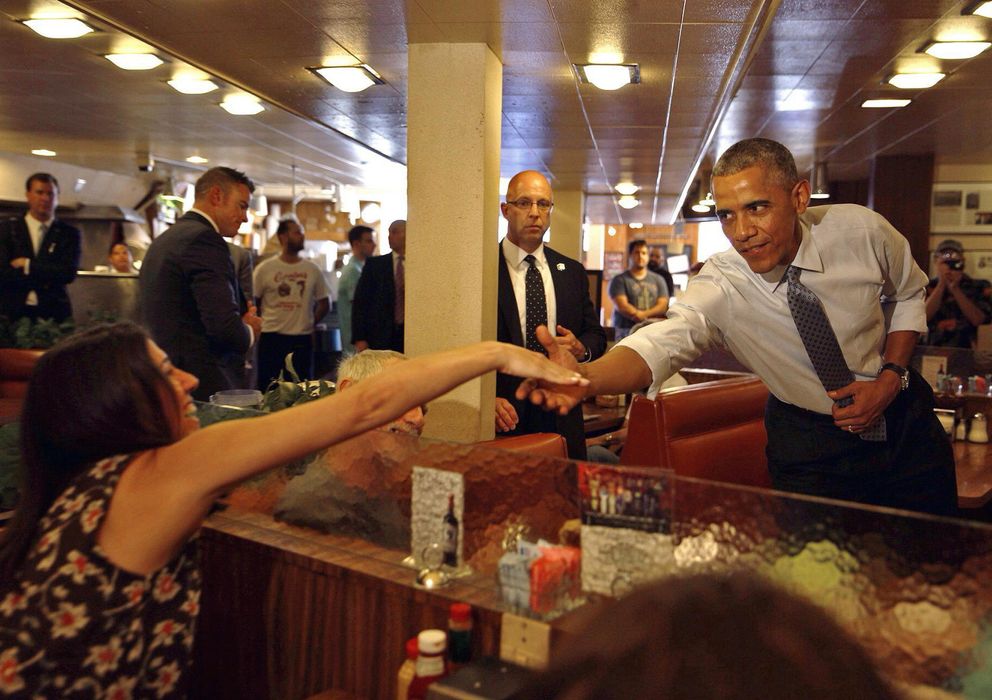 Foto: Obama saluda a los comensales del restaurante Canter's Deli de California (Efe)