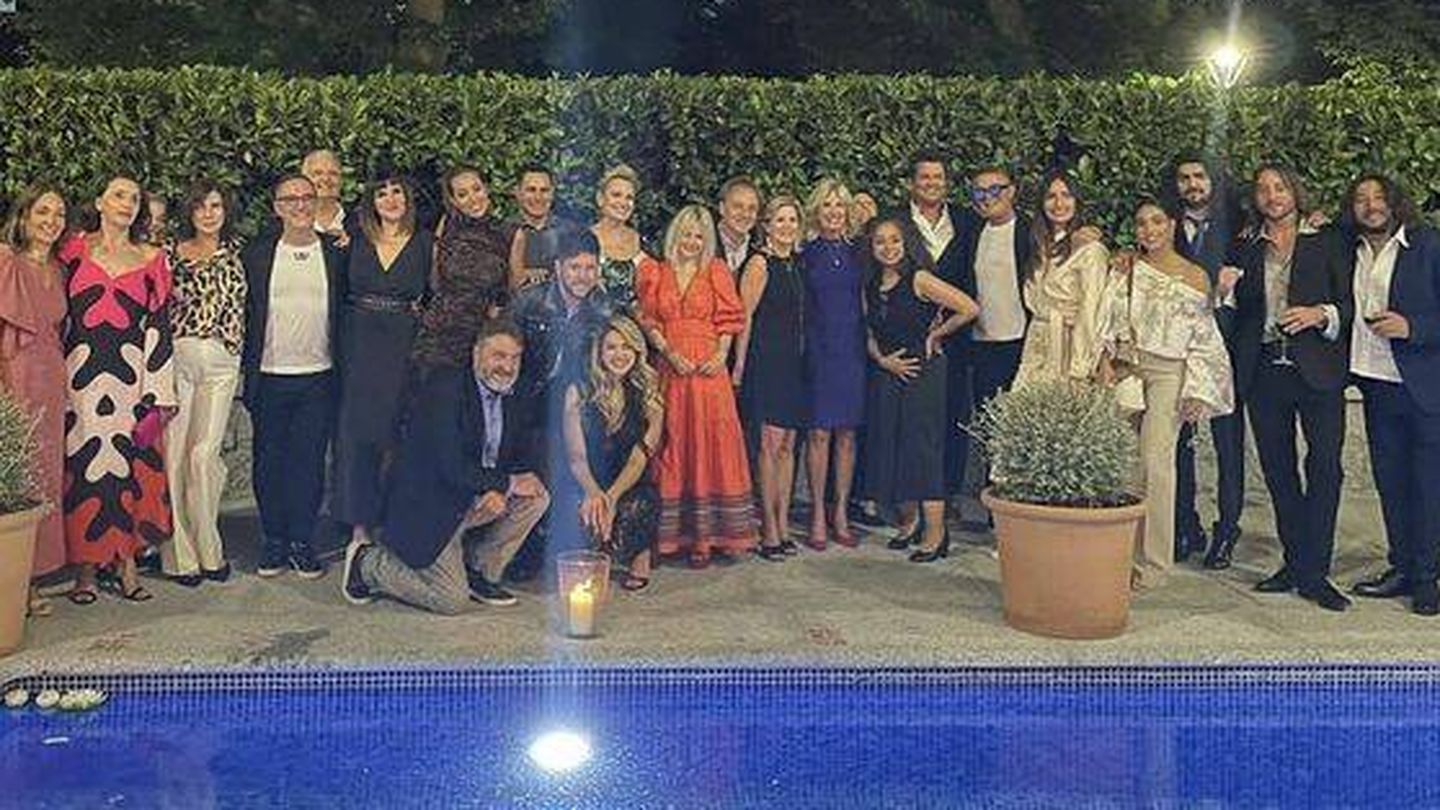 Foto de familia de los invitados a la fiesta. (Instagram/@carlosvives)