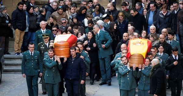 Foto: Un momento del funeral que se ha celebrado hoy en la iglesia de Santa María de Alcañiz por los guardias civiles asesinado. (EFE)