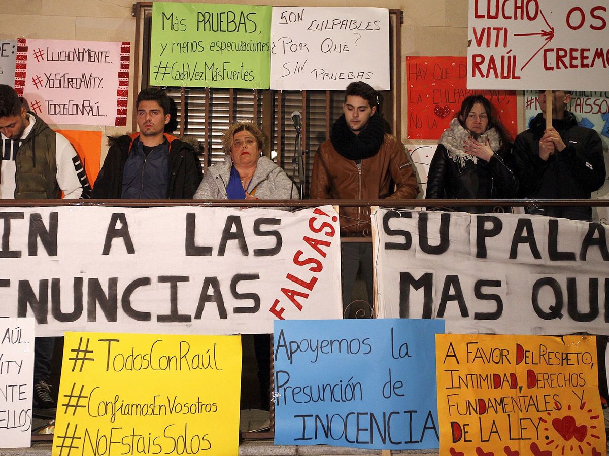 Foto: Vecinos del pueblo de un condenado de arandina se concentran contra el fallo