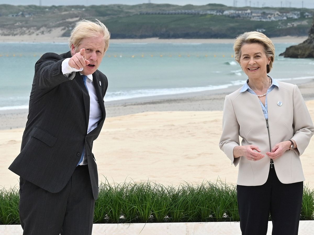 Foto: Boris Johnson junto a la presidenta de la Comisión Europea. (Reuters)