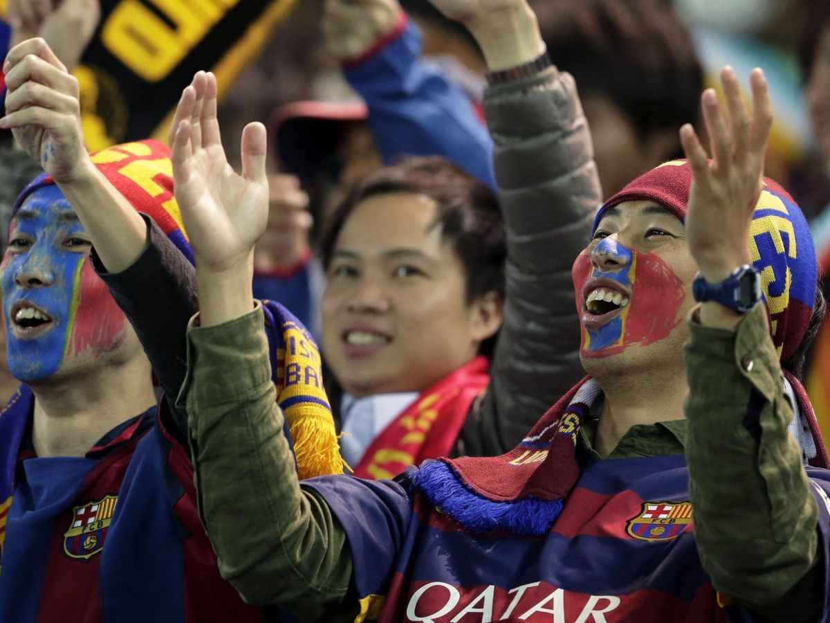 Foto: Un aficionado japonés celebra un gol del Barcelona durante el 'mundialito' de 2015. (Reuters)