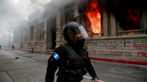 Exmilitares asaltan el Congreso de Guatemala para exigir compensaciones