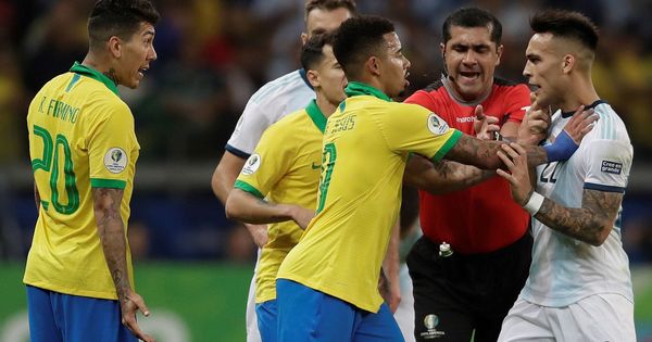 Foto: Robby Zambrano, árbitro del Brasil-Argentina, fue uno de los protagonistas del partido