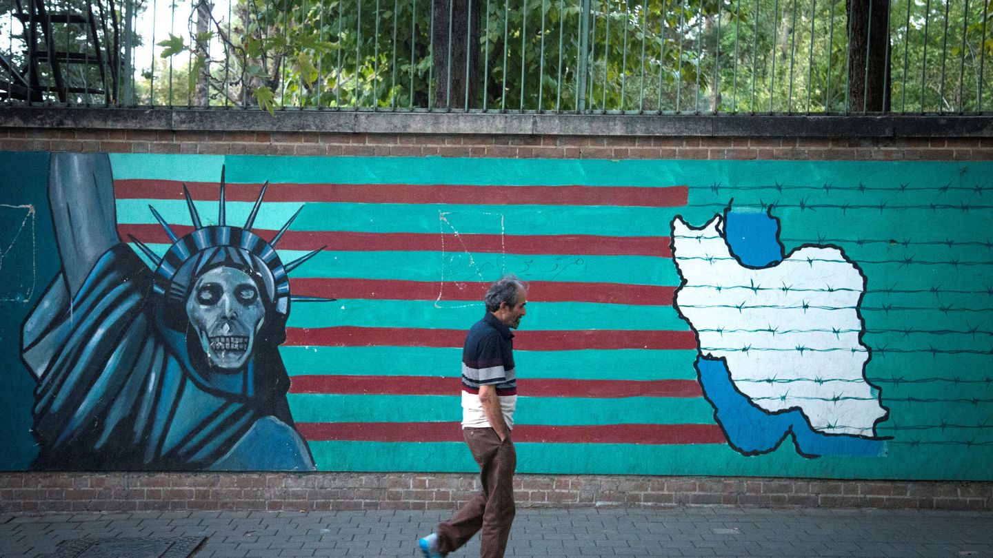 Un hombre pasa delante de un mural antiestadounidense en Teherán, en octubre de 2017. (Reuters)