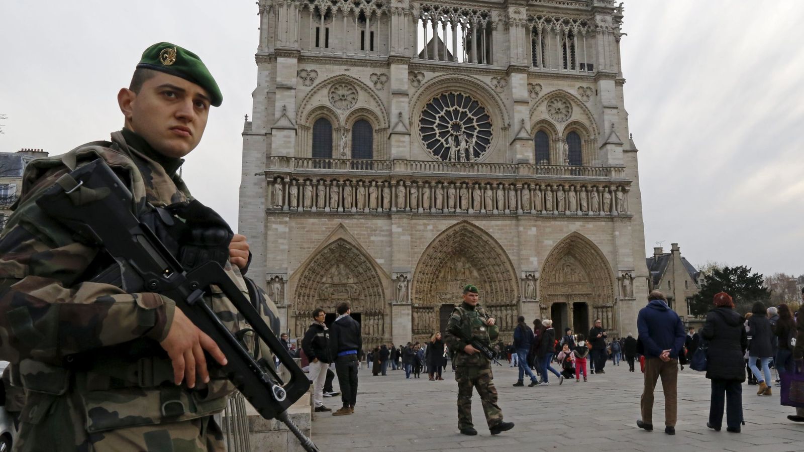 Foto: Soldados franceses patrullan la Catedral de Notre Dame de París, el 20 de diciembre de 2015 (Reuters)