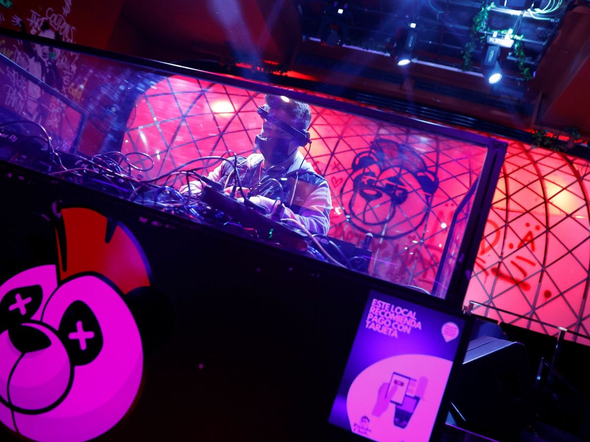 Foto: Un DJ pincha música en el interior de una discoteca en Madrid
