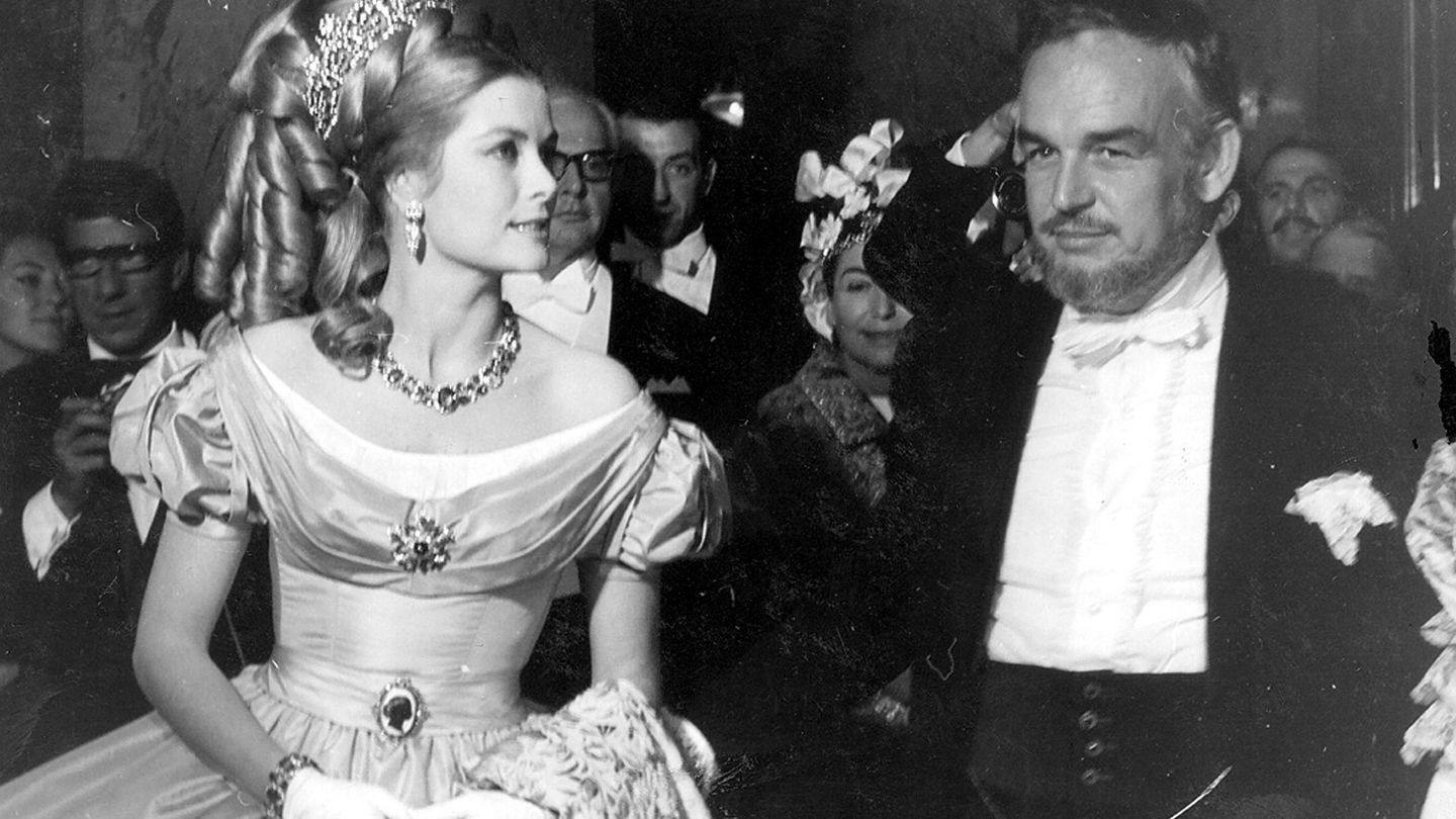 Grace Kelly y el príncipe Rainiero III,  durante el Baile de la Rosa en 1966. (EFE)