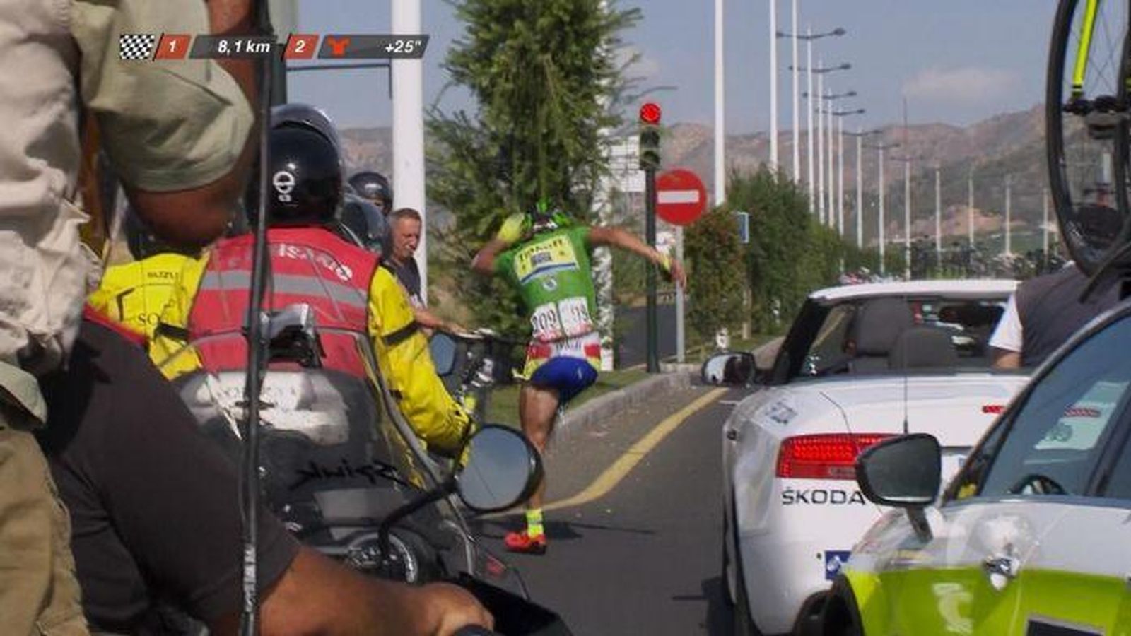 Foto: Peter Sagan golpea con rabia su bicicleta tras ser arrollado por una moto.