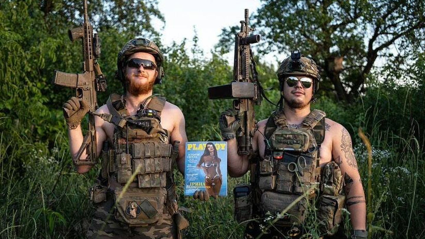 Dos soldados del frente de Zaporiyia con la revista. (Cedida)