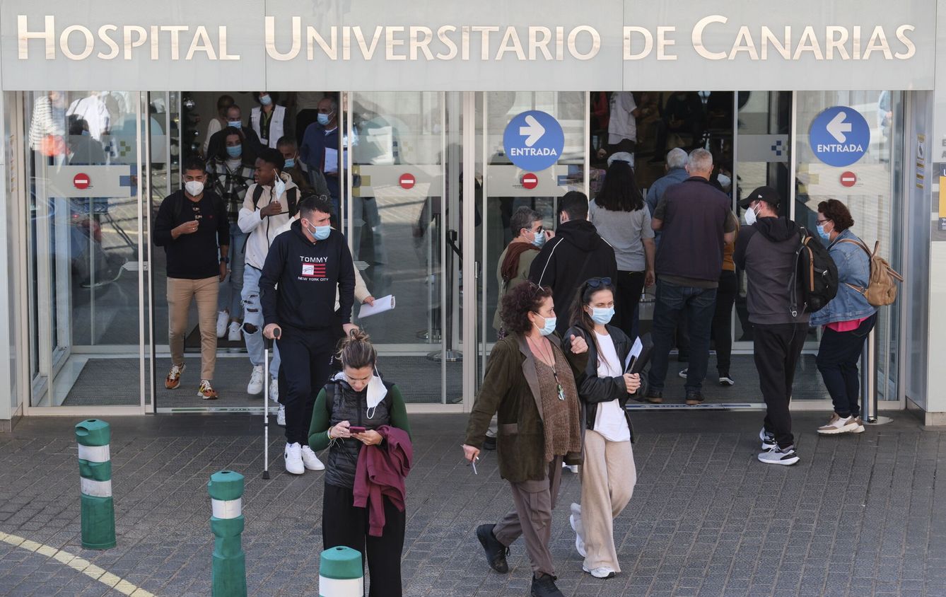 Pacientes en la entrada del Hospital Universitario de Canarias, en La Laguna (Tenerife). (EFE/Alberto Valdés) 