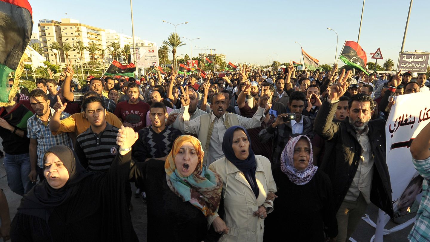 Ciudadanos libios protestan en Bengasi contra las milicias armadas a principios de noviembre (Reuters).