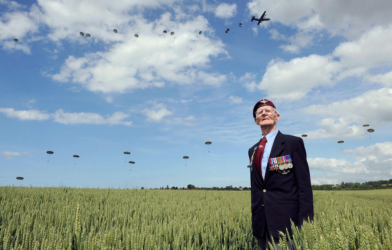 Frederick Glover, veterano de la II Guerra Mundial, posa para una fotografía en Ranville, el 5 de junio de 2014 (Reuters).