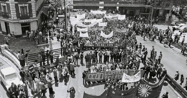 Foto: Manifestación en Madrid el 1 de mayo de 1978. Fotografía realizada en la Glorieta de Atocha. La manifestación sube por Delicias y se dirige al Paseo del Prado. (nodo50.org)