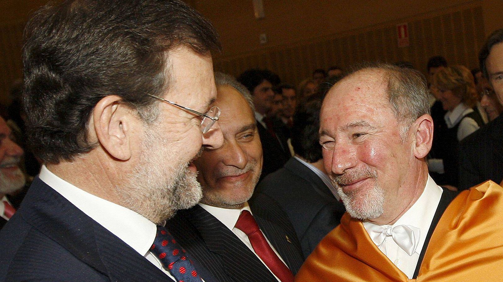 Foto: El ex director gerente del Fondo Monetario Internacional, Rodrigo Rato, conversa en 2009 con Mariano Rajoy durante su investidura. (Efe)