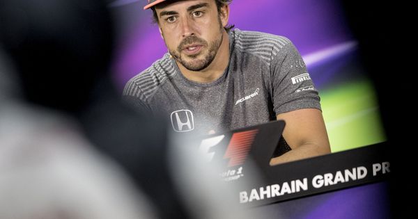 Foto: Alonso, explicando su entrada a las 500 Millas en el GP de Baréin.. (EFE)