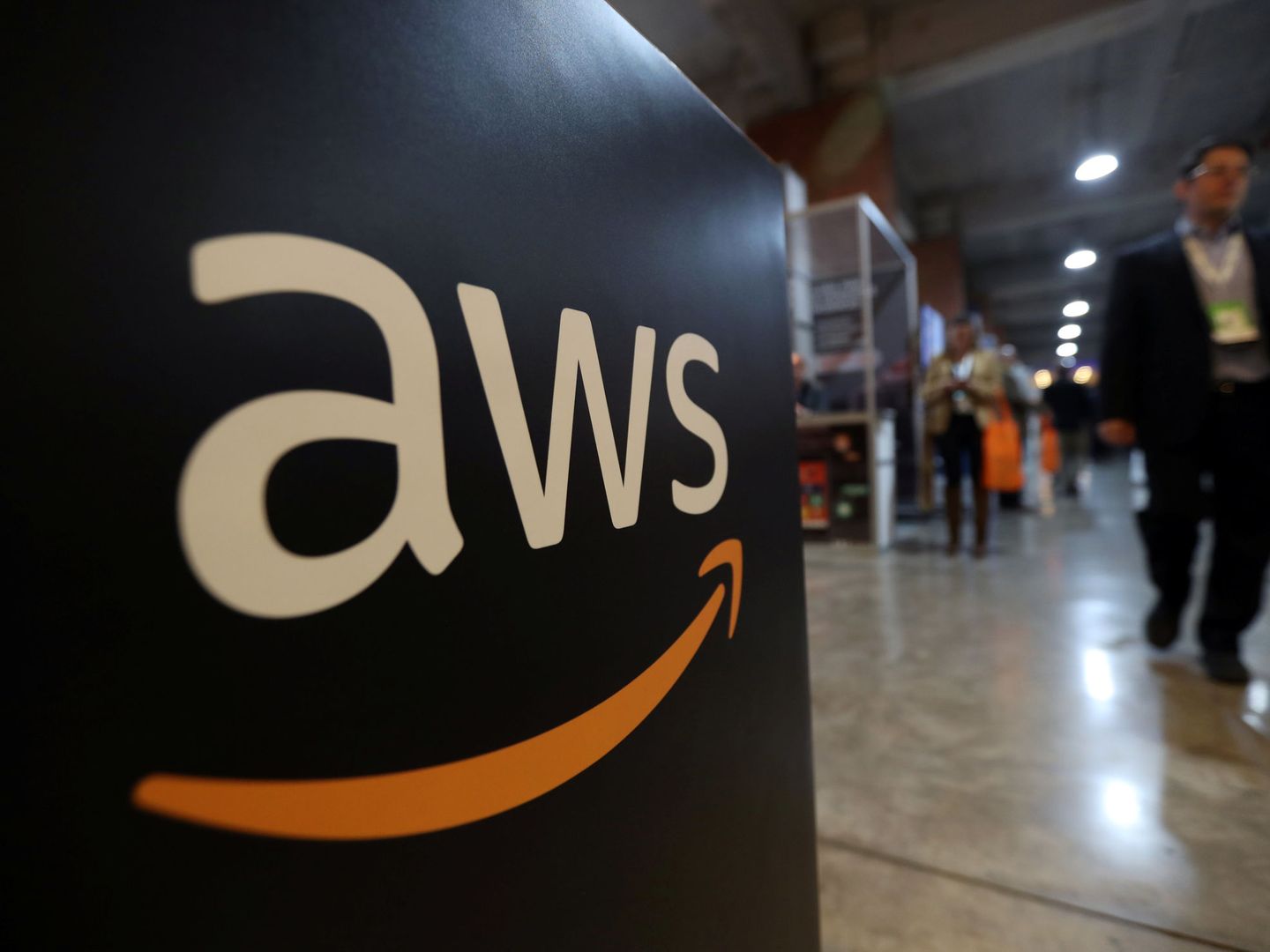 Logo de Amazon Web Services (AWS) en un congreso en Santiago de Chile (Reuters)