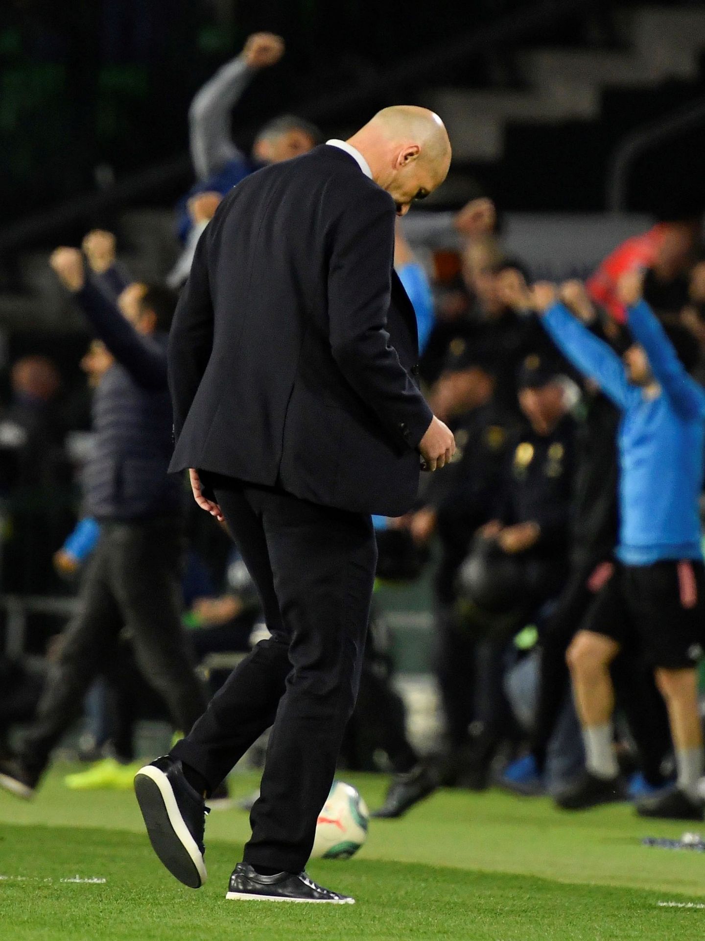 Zinédine Zidane, tras perder contra el Betis en el Benito Villamarín. (EFE)