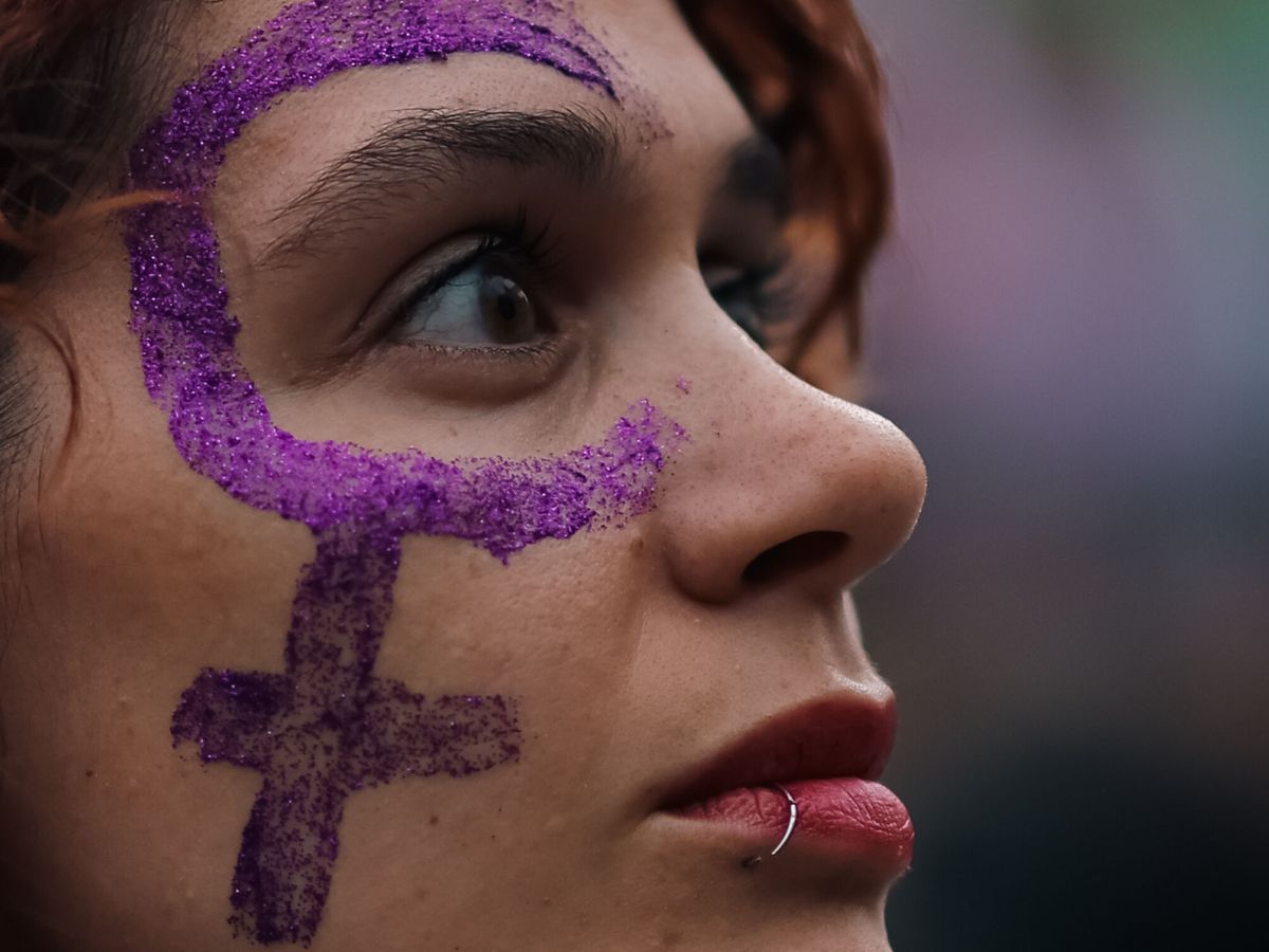 Foto: Una mujer participa en una manifestación en conmemoración del Día Internacional de la Mujer. ( EFE/Juan Ignacio Roncoroni)