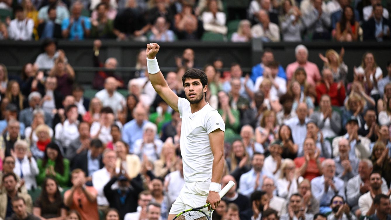 Foto: Alcaraz celebra en la pista central de Wimbledon. (Reuters/Dylan Martinez)