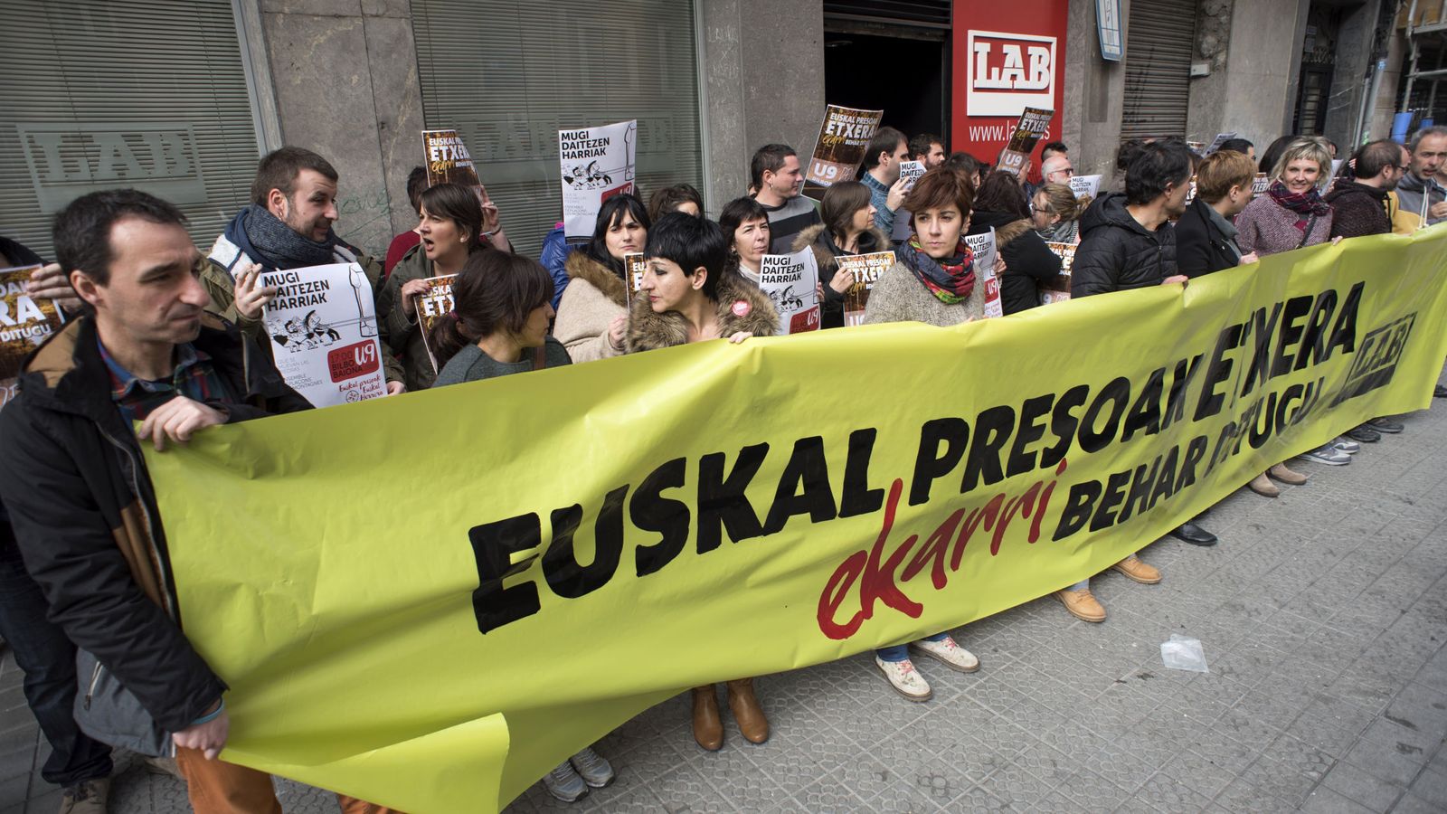 Foto: Manifestación en contra de la política de dispersión de los presos de ETA. (EFE)