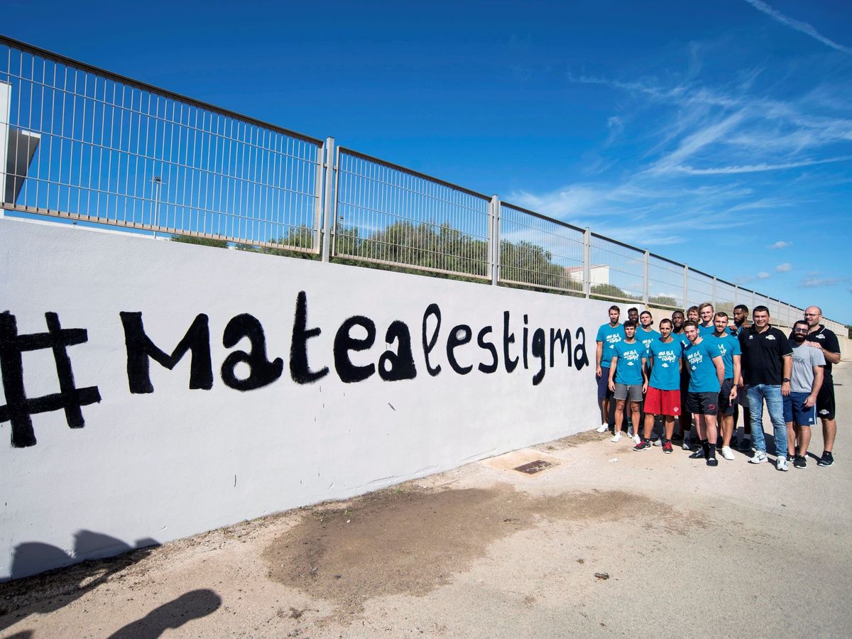 Foto: Unas 100 personas pintan en Menorca contra el estigma de la enfermedad mental. (EFE)