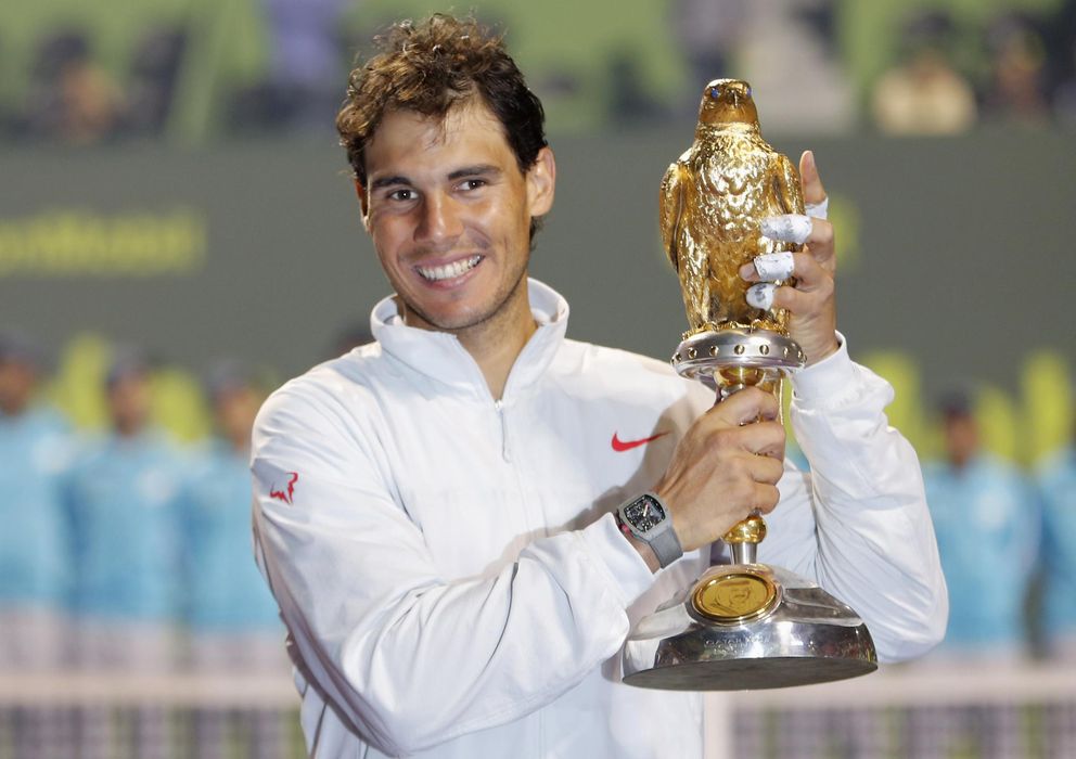 Foto: Rafa Nadal con su trofeo de campeón de Qatar (Reuters).