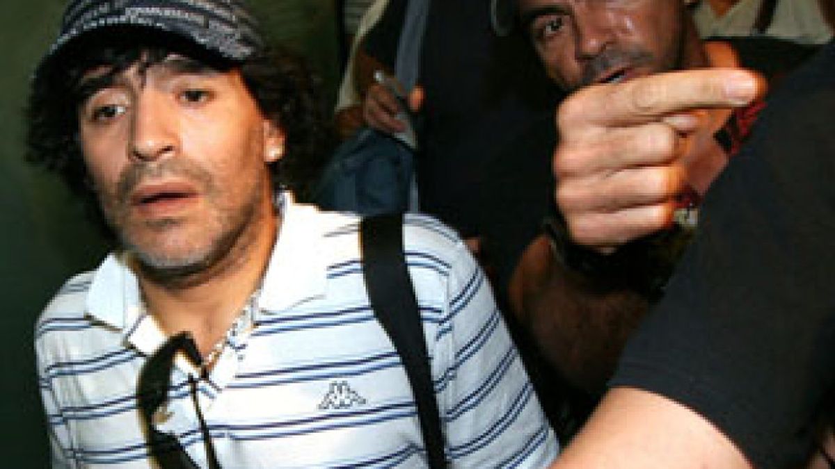 Maradona, acusado de deber 36 millones al fisco italiano