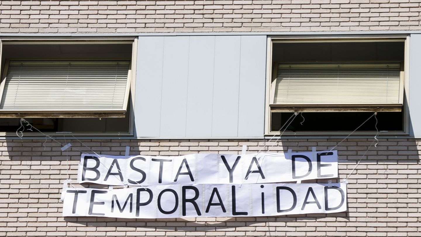 Pancarta en el Gregorio Marañón. (EFE/ Víctor Casado) 