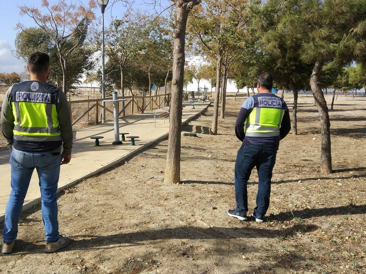 Foto: Agentes de la UFAM, en el parque malagueño donde se produjo la agresión sexual. (EC)