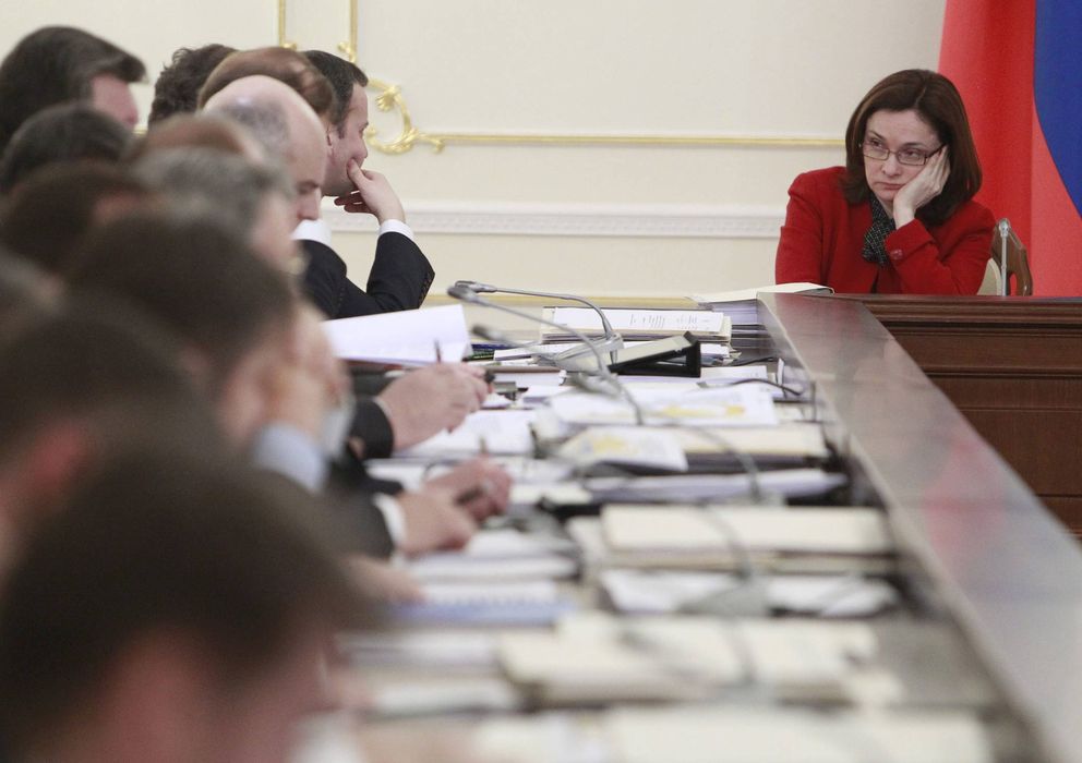Foto: La gobernadora del Banco de Rusia, Elvira Nabiullina (d) (EFE)