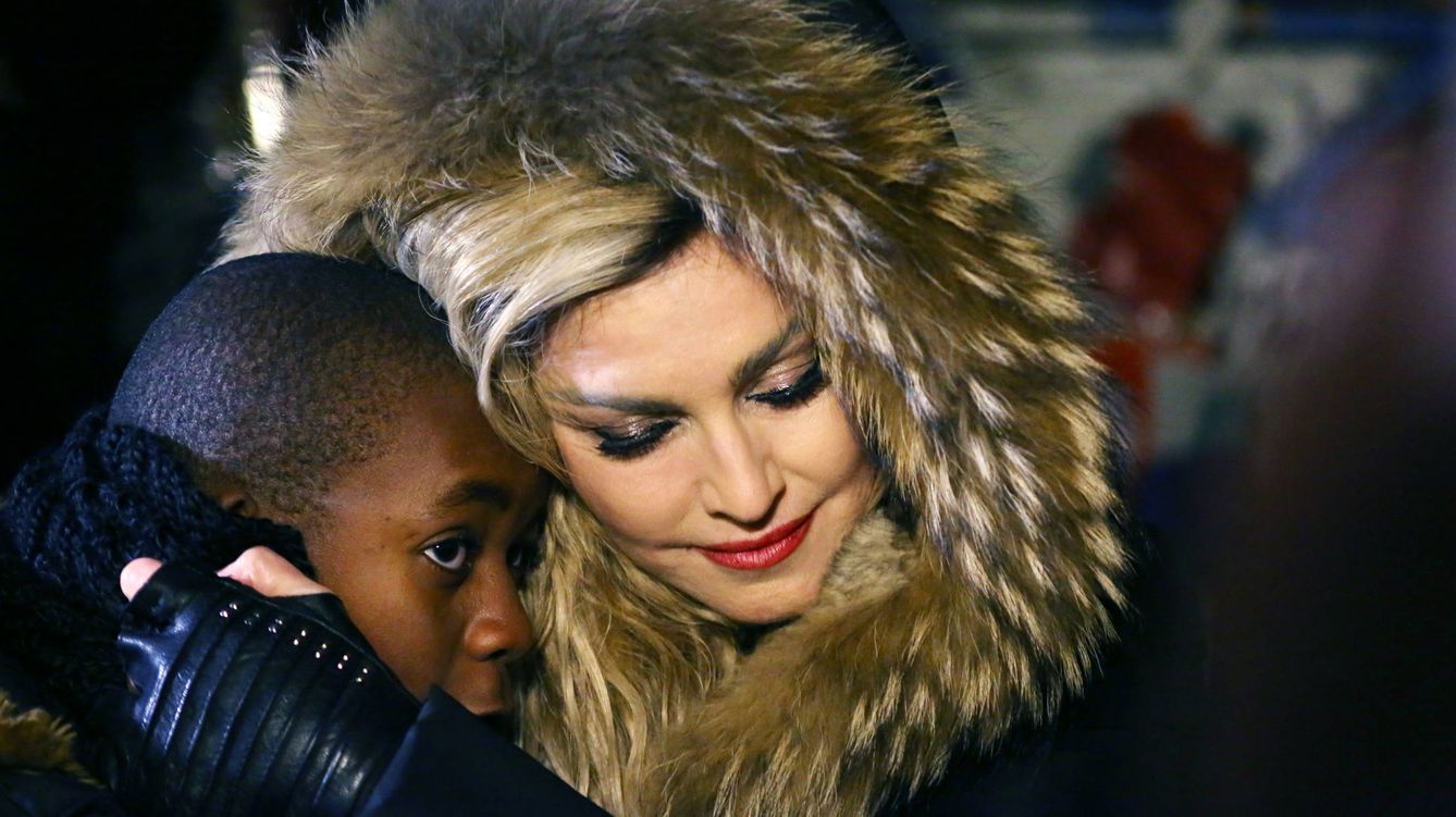 Foto: La cantante Madonna en una imagen de archivo con su hijo David (Gtres)