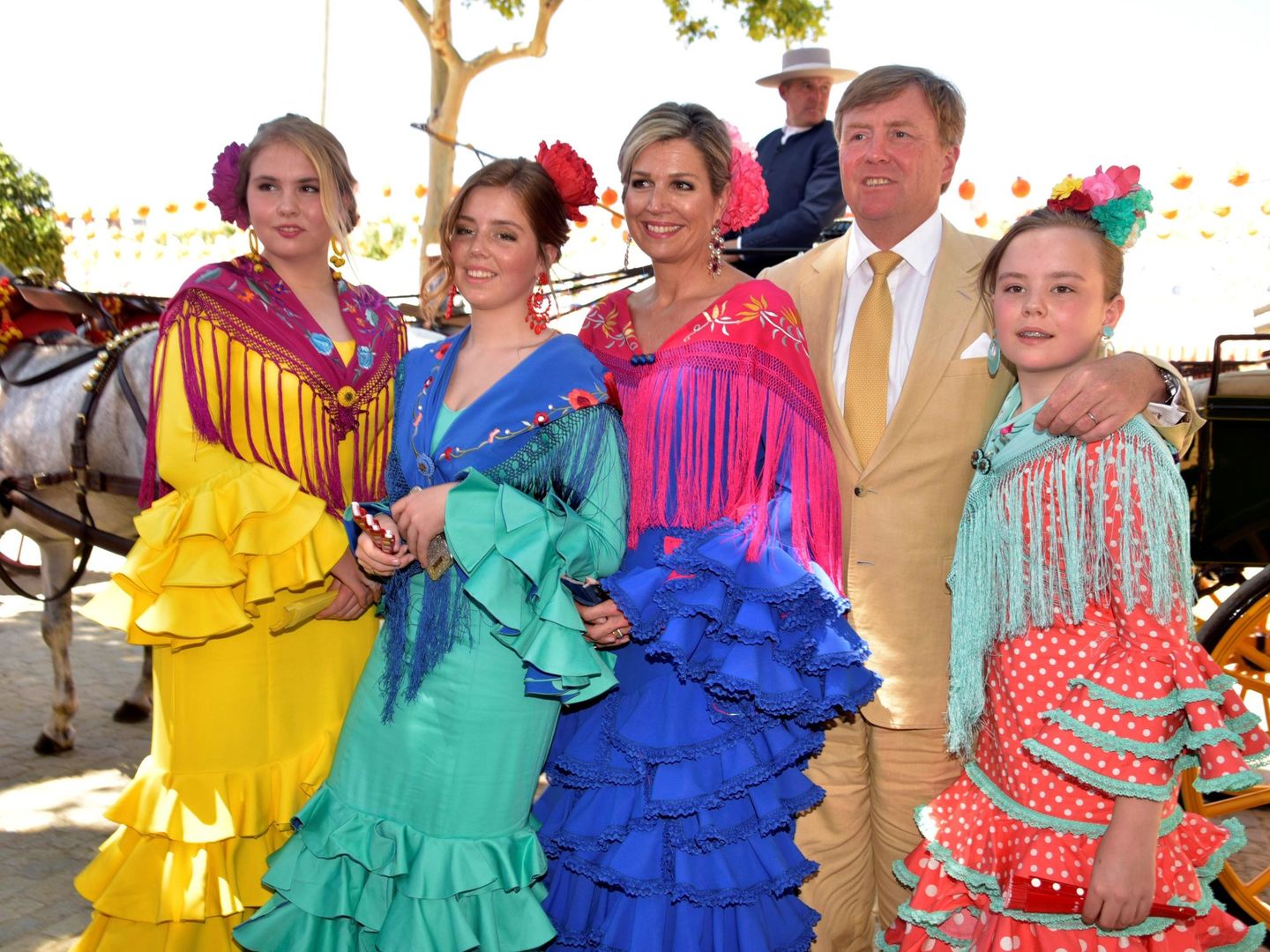 Los reyes de Holanda junto a sus hijas en la Feria de Sevilla. (EFE)
