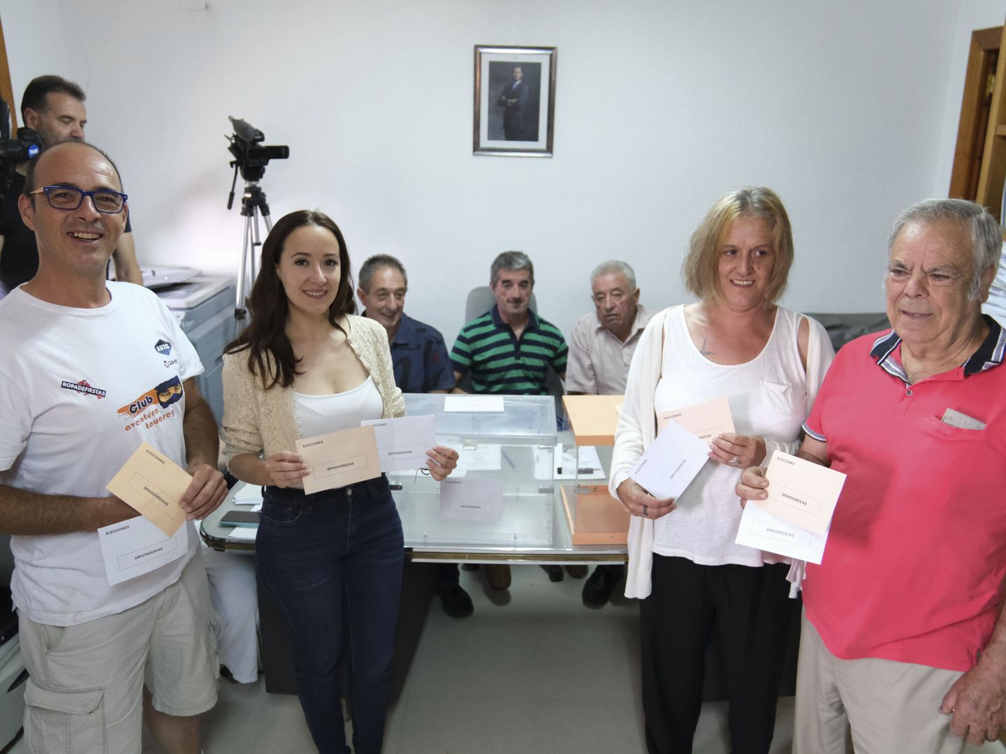 Los siete vecinos censados del municipio posan antes de ejercer su derecho al voto. (Fernando Díaz/EFE)
