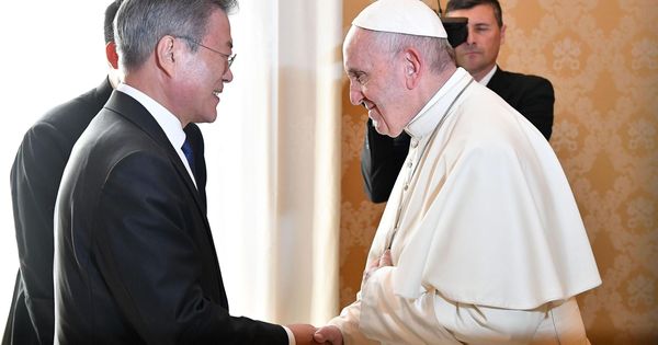 Foto: El papa Francisco, con el presidente surcoreano, Moon Jae-in (EFE/Alessandro Di Meo)