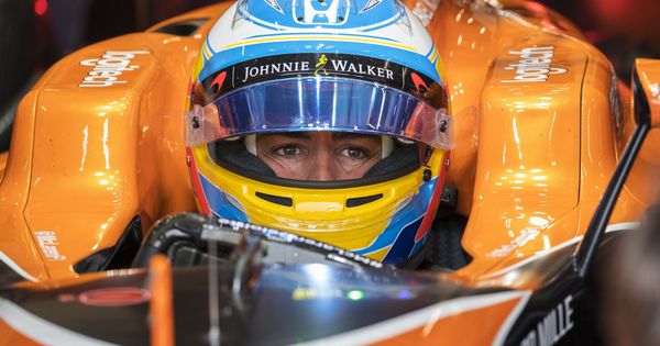 Foto: Fernando Alonso, en su coche durante el GP de Bélgica. (EFE)