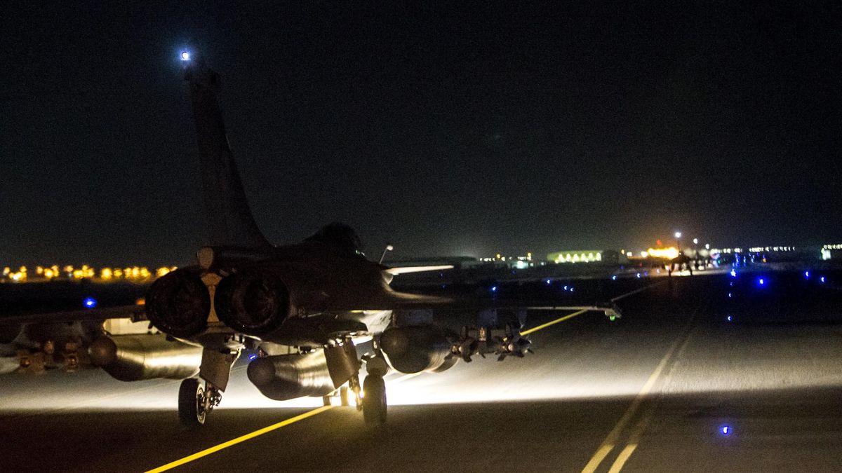 Francia bombardea posiciones del EI en Al Raqa por segunda noche consecutiva