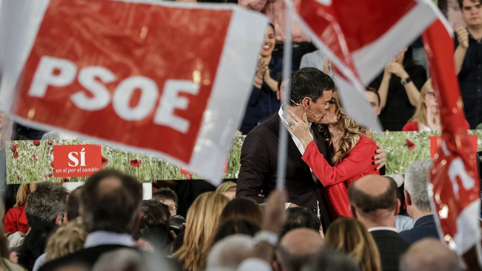 Foto: El modelo de partido del PSOE está caducado y sus dirigentes enrocados. En la imagen, Pedro Sánchez besa a su mujer este 14 de mayo en Móstoles. (EFE)
