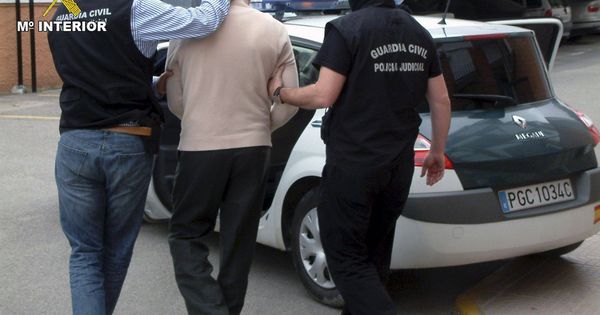 Foto: Imagen de archivo de una detención efectuada por agentes de la Guardia Civil. (EFE)
