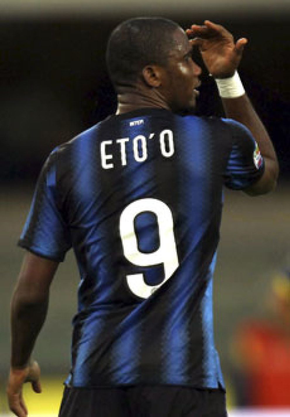 Foto: Eto'o, sancionado con tres partidos y 30.000 euros de multa por su cabezazo