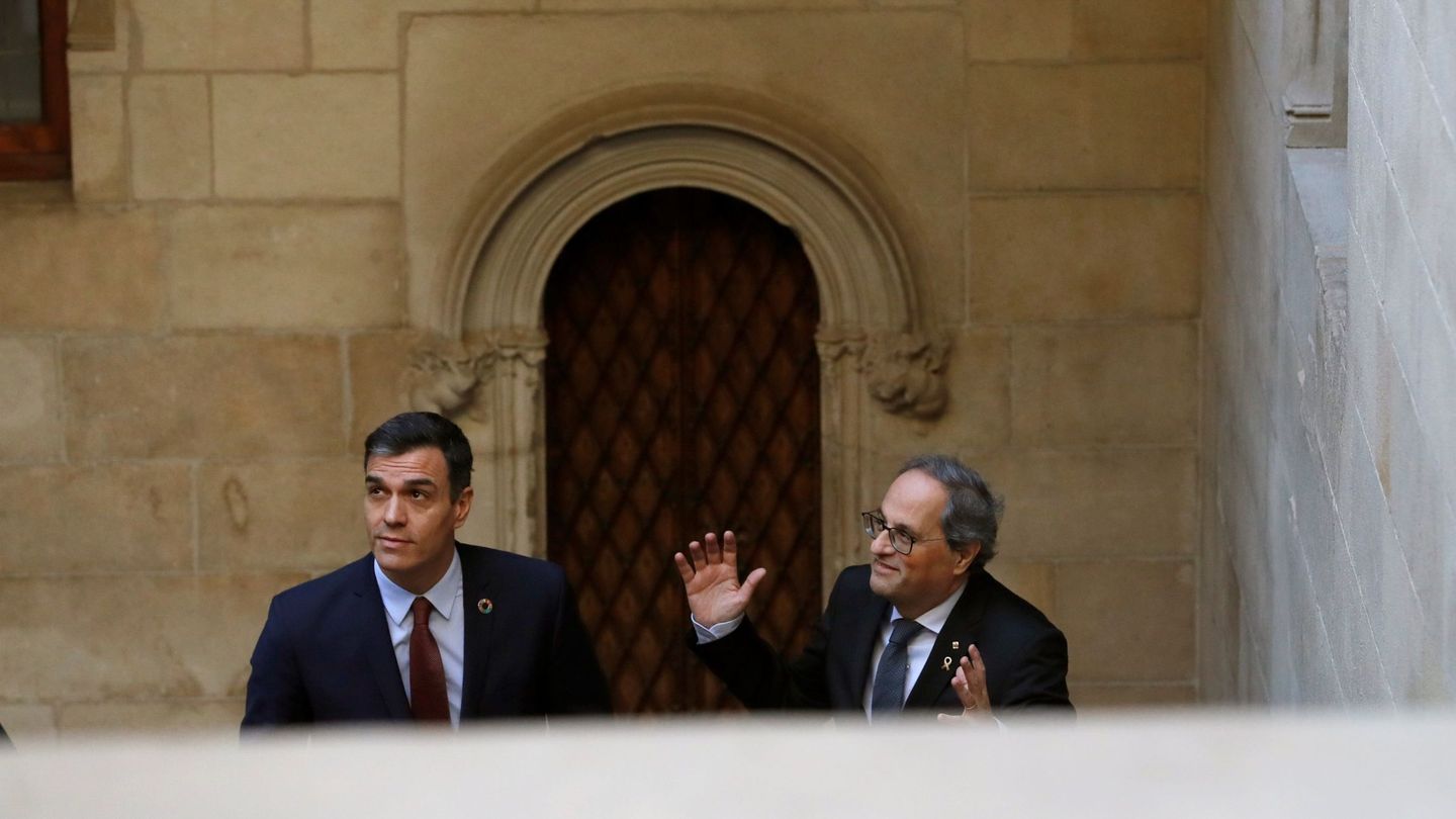 Pedro Sánchez y Quim Torra suben la escalera de piedra del Palau de la Generalitat hacia la Galeria Gòtica. (EFE)