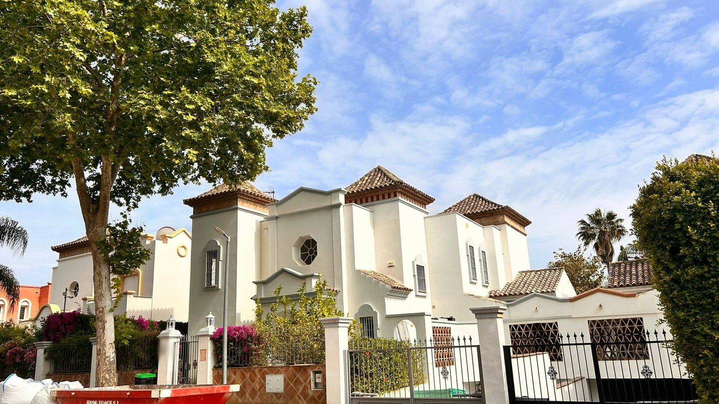 Vista de la fachada de la nueva casa de Eva Longoria en Marbella. (A. G.)