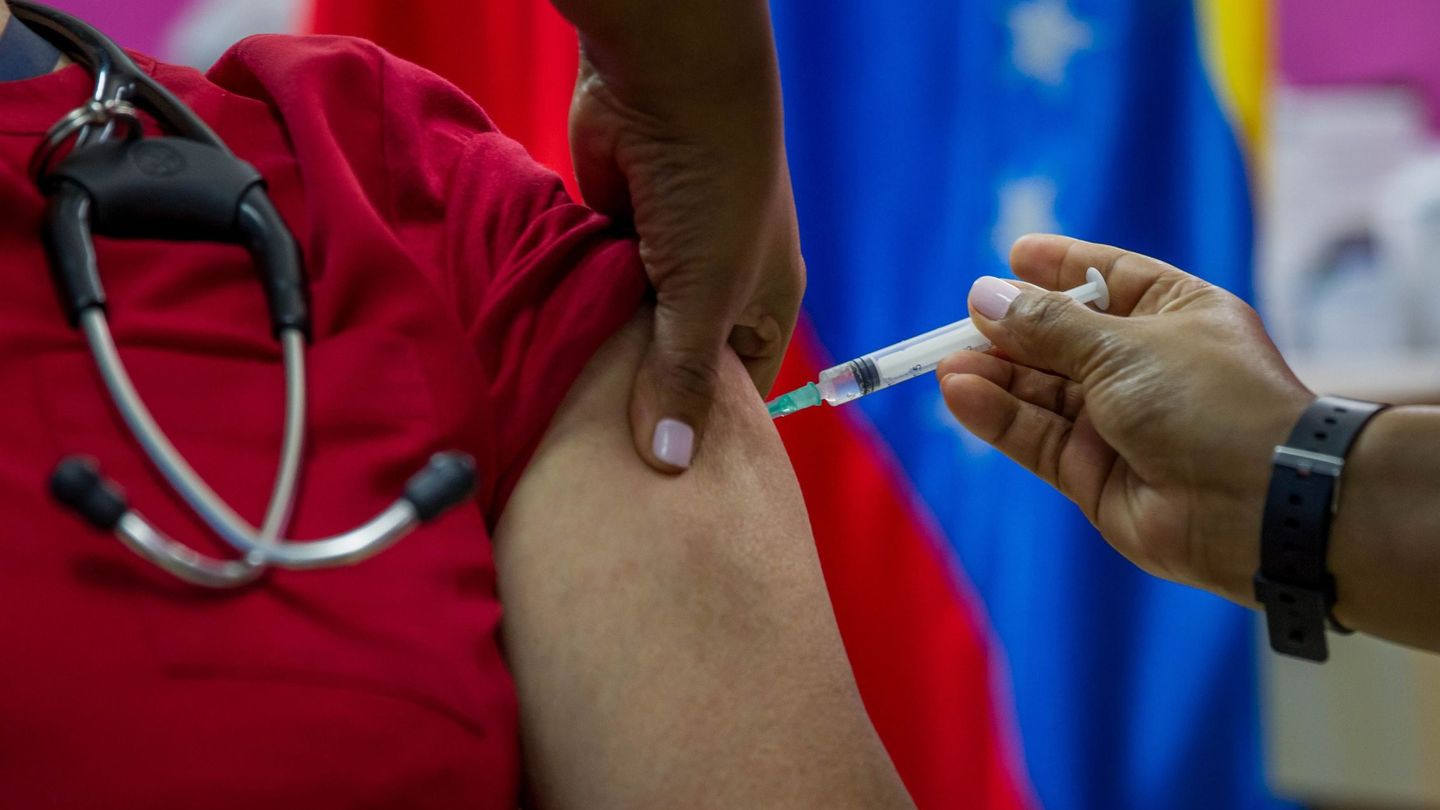 Vacunación en Venezuela con Sputnik V. Foto: EFE.