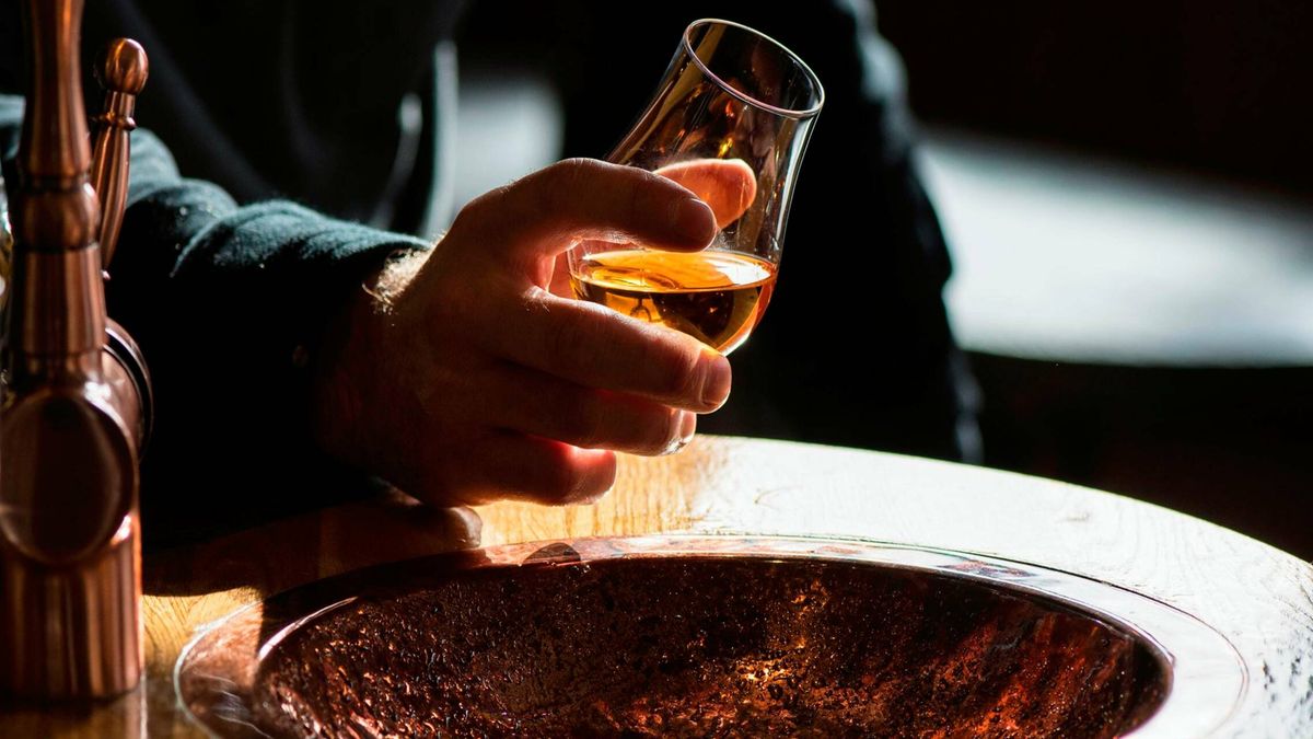 Viaje a la historia de las destilerías escocesas a través de dos 'whiskies' de malta prémium