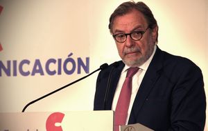 Cebrián abraza la tesis de la casta de Podemos y pide liquidar el sistema 